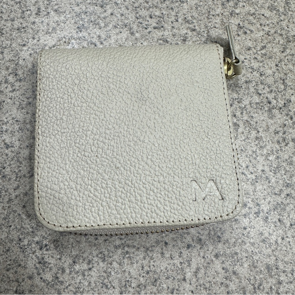 Maagu Leather Wallet Ivory Cobblestone Square
Zipper Closure Genuine Mexican